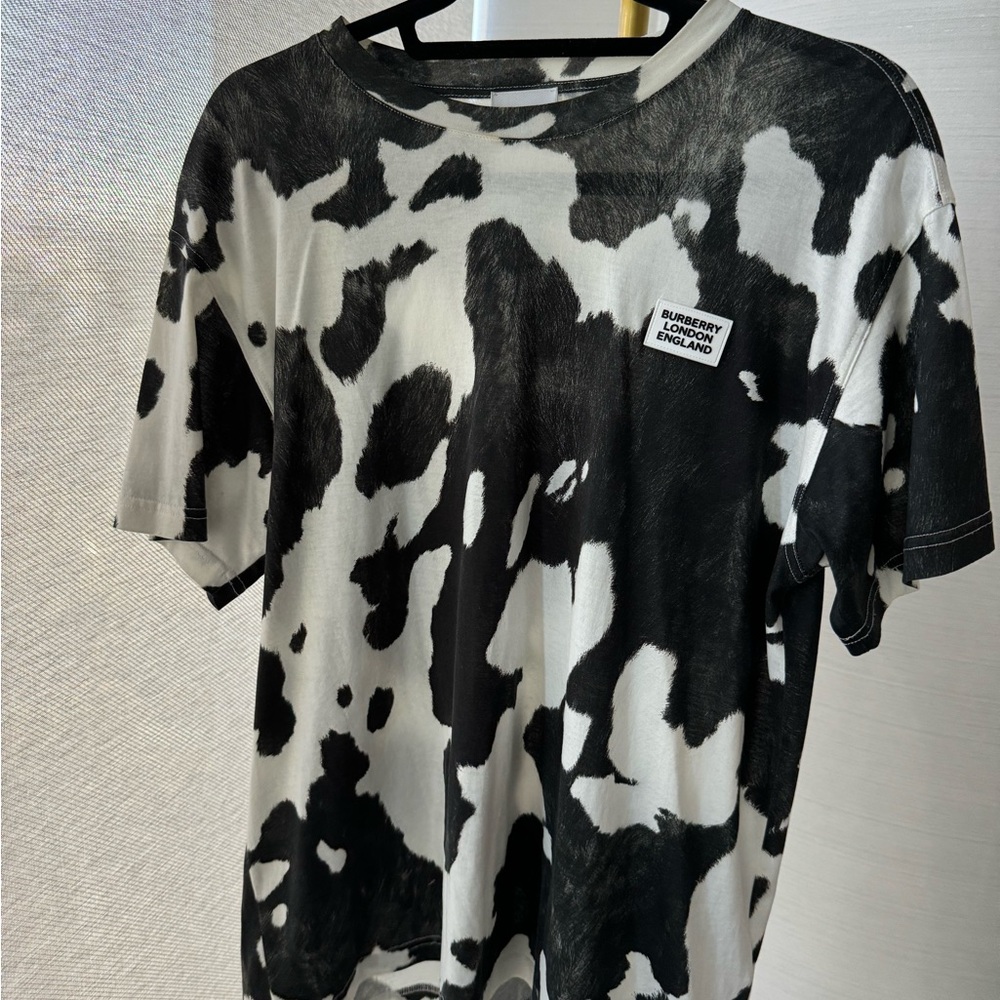 Burberry LOGO DETAIL COW PRINT COTTON OVERSIZED T-SHIRT IN BLACK - Picture 1 of 10